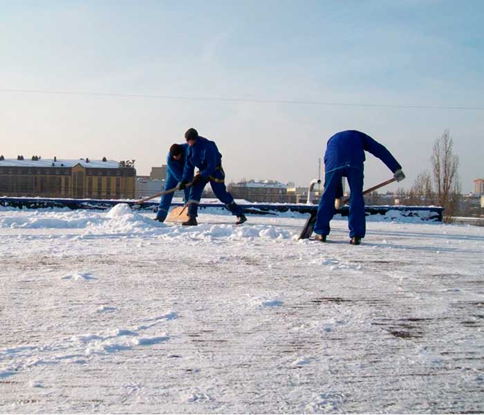 Чистка снега с плоской крыши